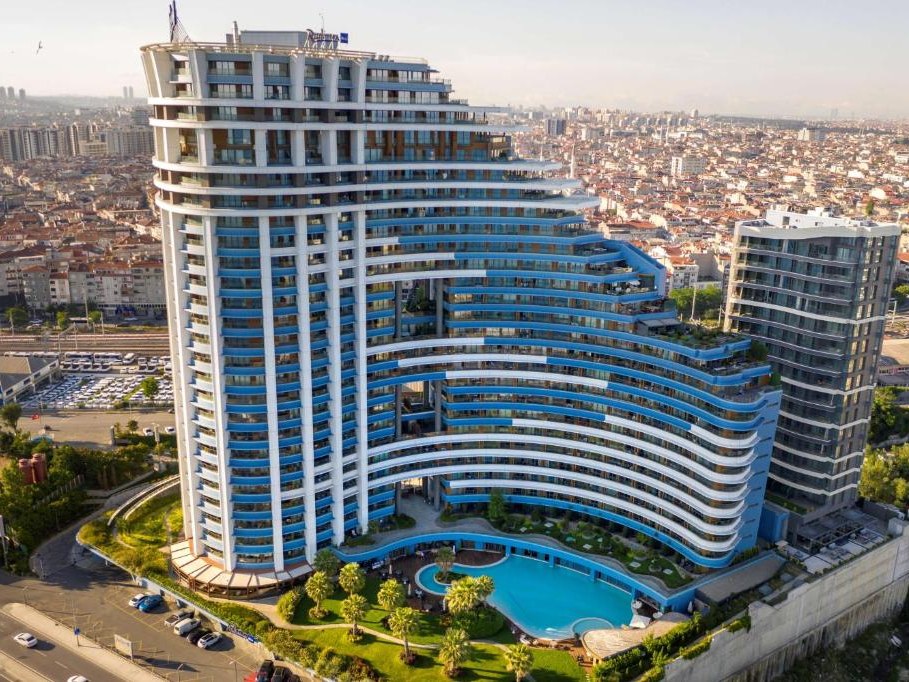 The building and its pool deck, Marmara seafront, Zeytinburnu